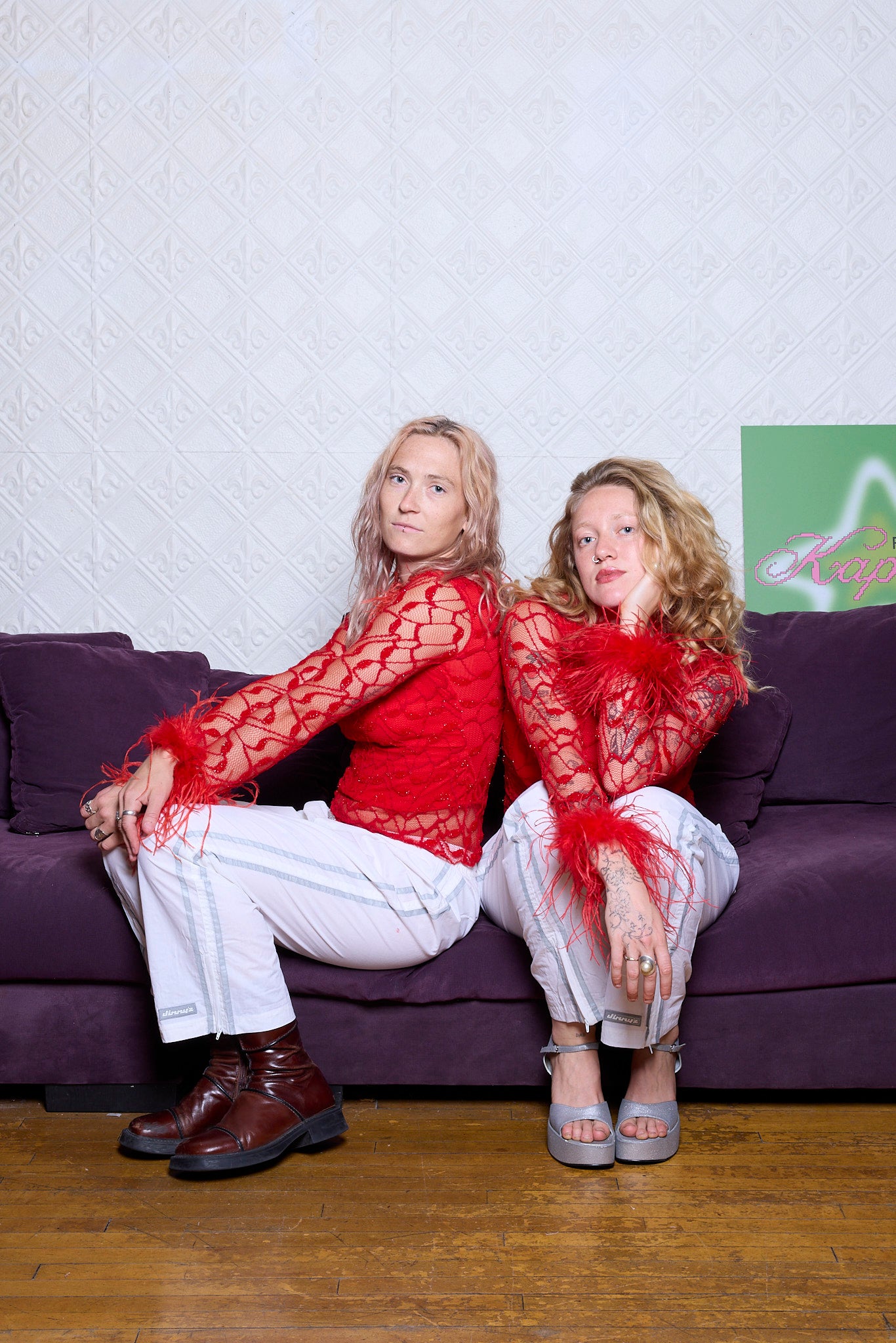 HAUT ROUGE ET PLUMES