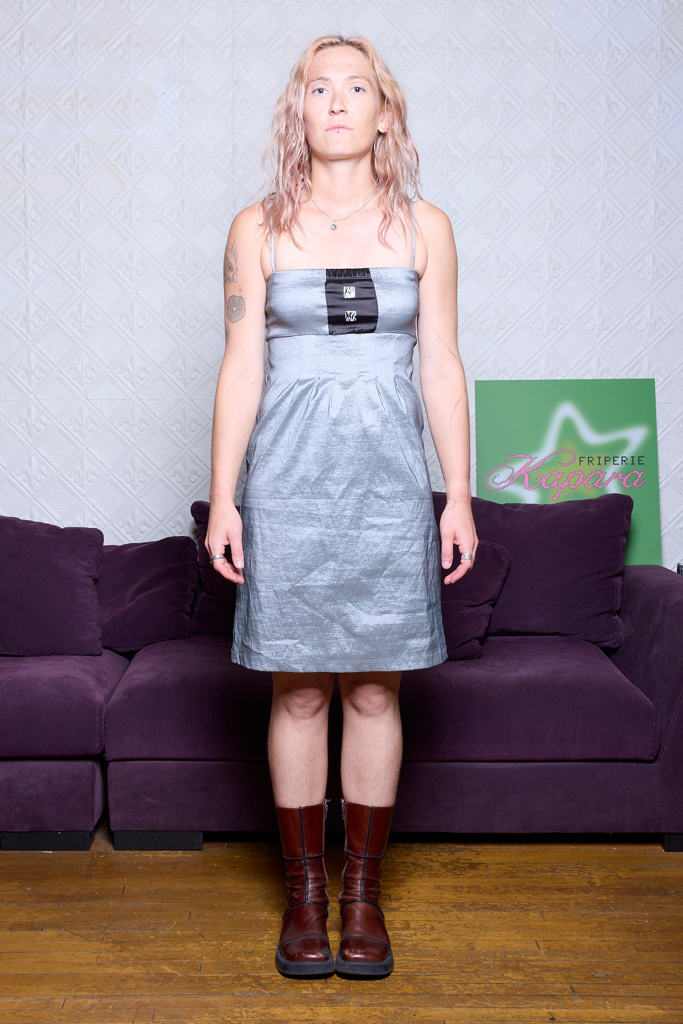 ROBE CAPTIVE GRISE ET BOUTONS ZÉBRÉS